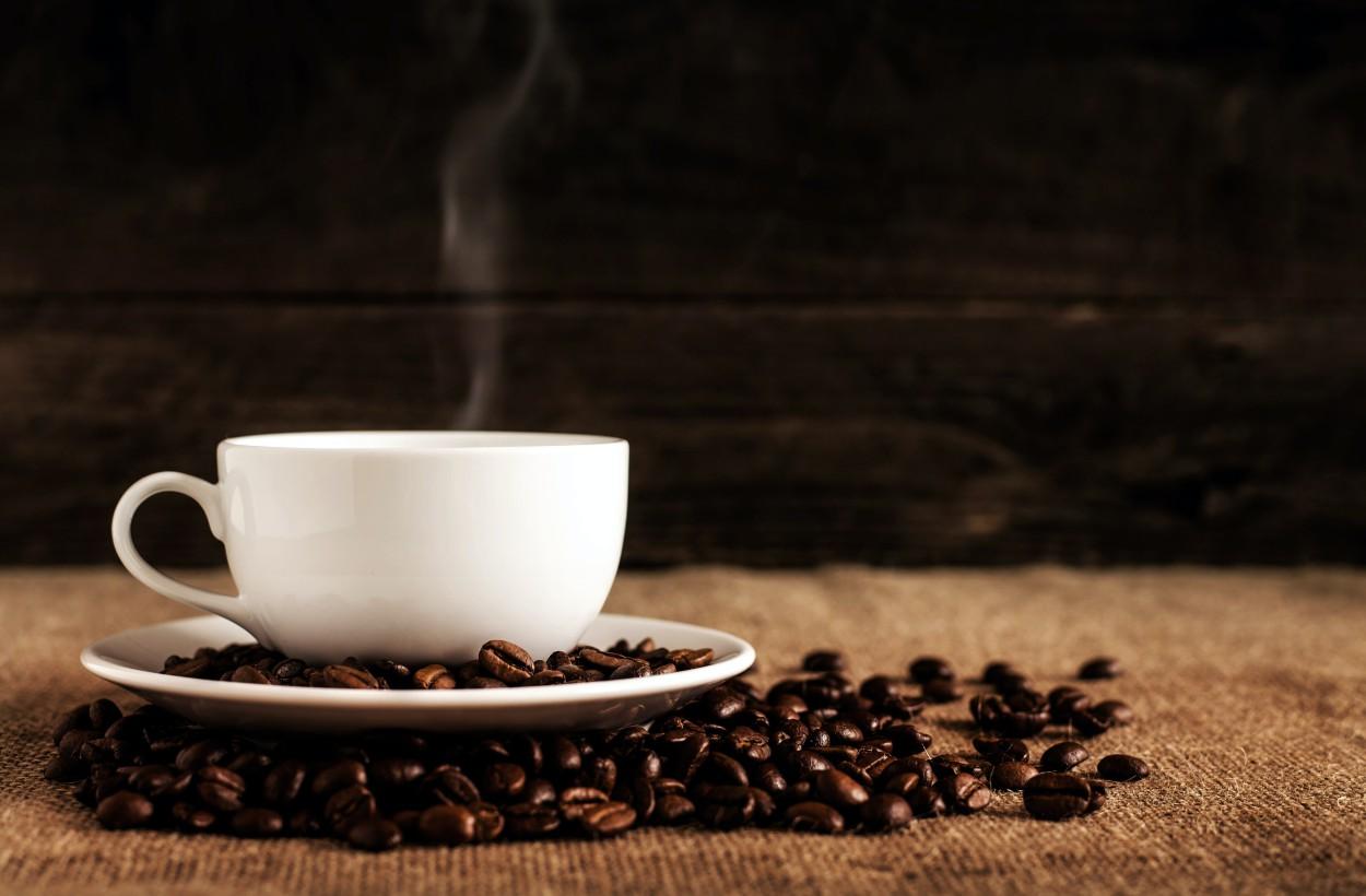 Xícara e grãos de café gourmet