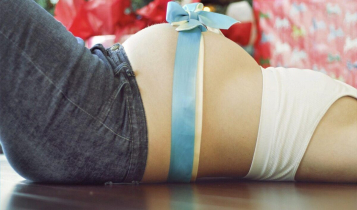 barriga com laço azul