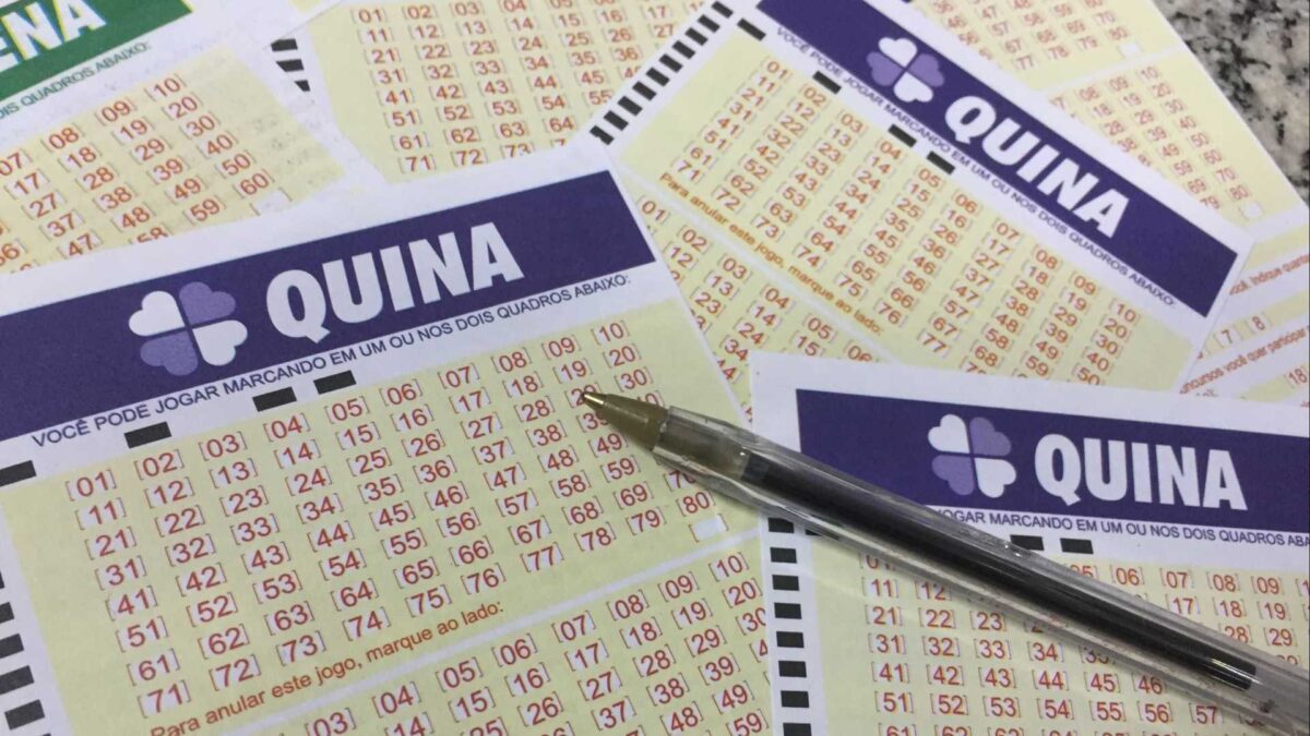 Quina concurso 5419 - a imagem mostra diversos volantes da Quina e uma caneta