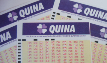Quina concurso 5395 - a imagem mostra um volante da Quina em destaque em cima de outros volantes