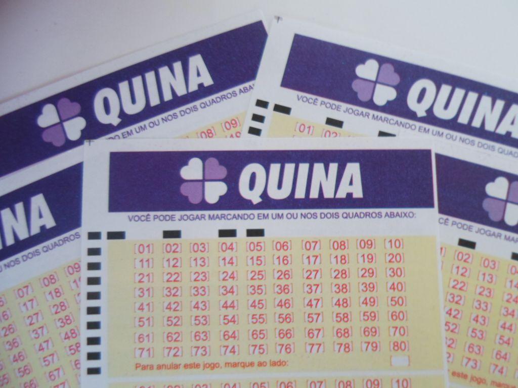 Quina concurso 5395 - a imagem mostra um volante da Quina em destaque em cima de outros volantes