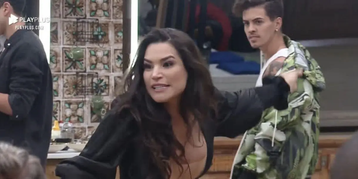 A modelo Raissa fica descontrolada após a formação da roça. Na imagem, elas aparece gritando com Biel ao fundo
