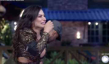 Raissa chorandoo ao lado de Beatbox - raissa fazenda 2020