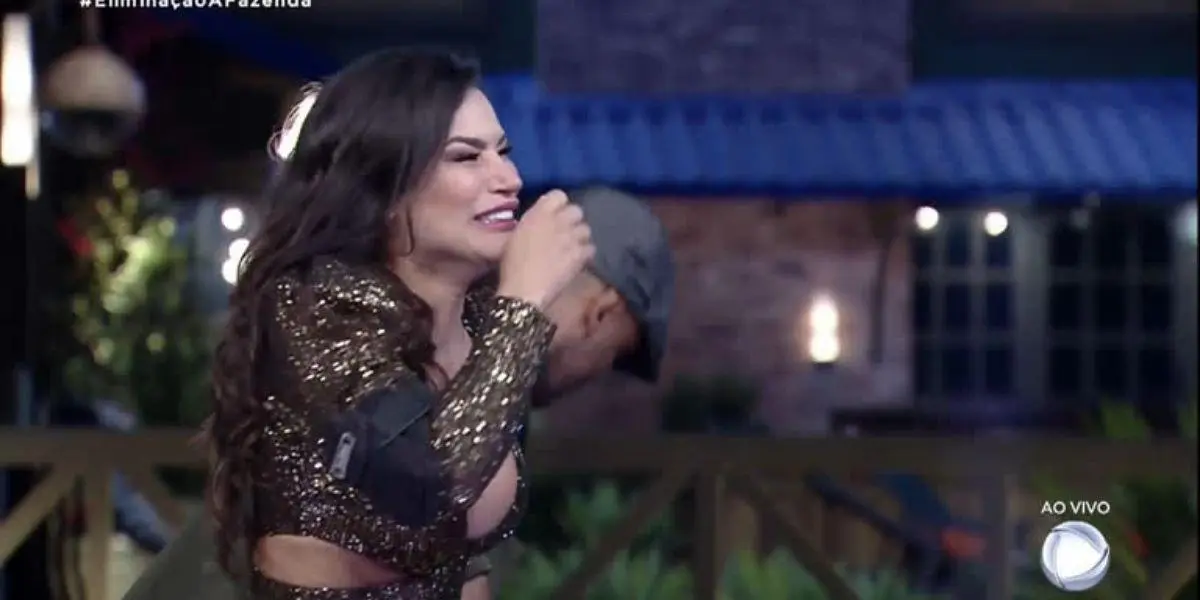 Raissa chorandoo ao lado de Beatbox - raissa fazenda 2020