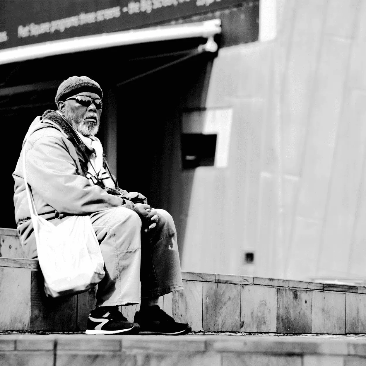 homem sentado pensando na vida o que é recessão econômica