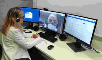 uma médica em videoconferência com outra especialista.