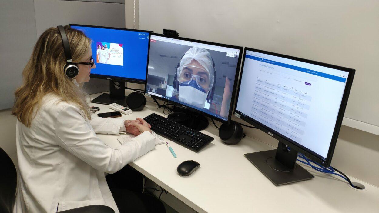 uma médica em videoconferência com outra especialista.