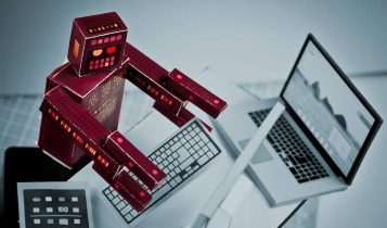 Robô de trade (bot) e algoritmos: o que são e para que servem? robô vermelho utilizando teclado de computador para trade