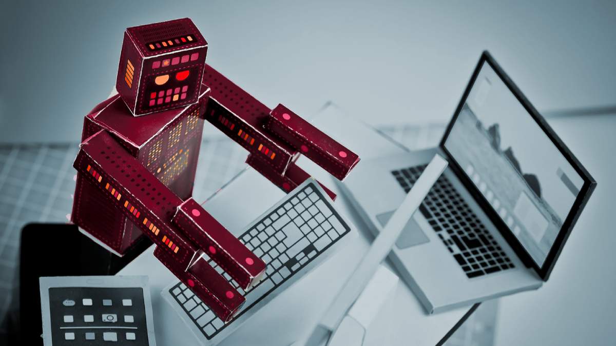 robô vermelho utilizando teclado de computador para trade