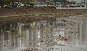 imagem mostra poluição do rio tietê