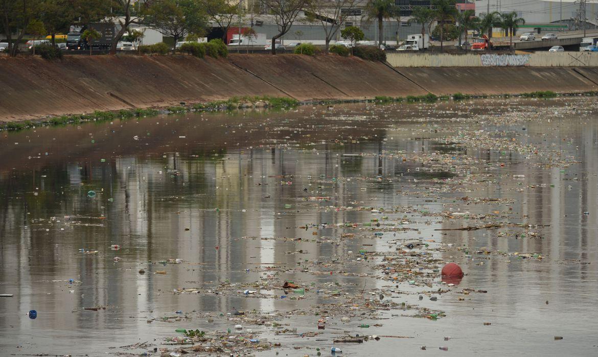 imagem mostra poluição do rio tietê