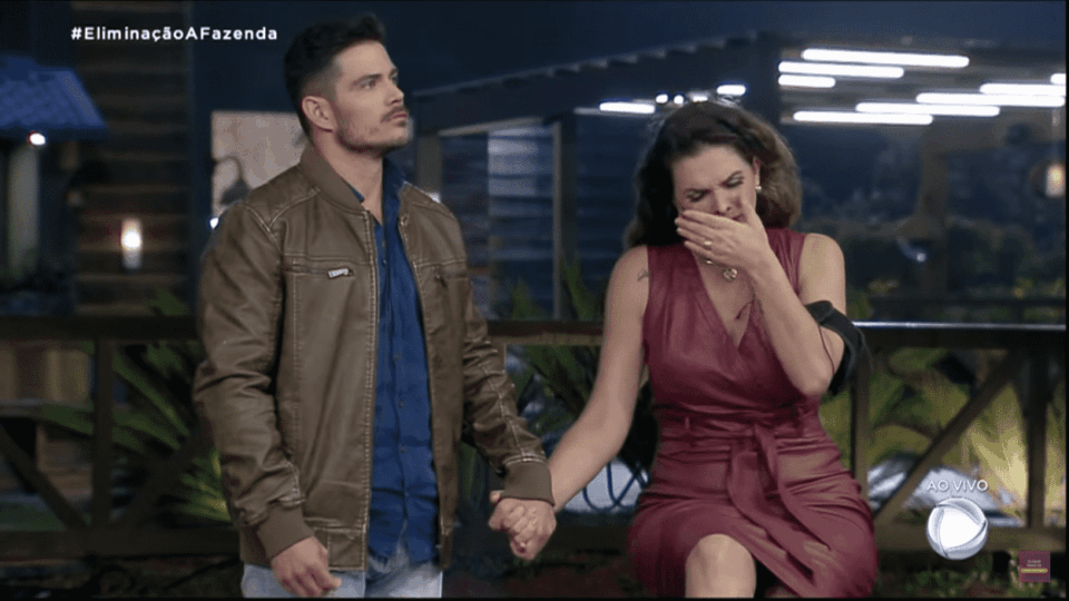 Na imagem, JP Gadêlha e Luiza Ambiel aguardam pelo resultado da segunda roça de A Fazenda 2020