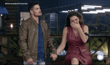 Na imagem, JP Gadêlha e Luiza Ambiel aguardam pelo resultado da segunda roça de A Fazenda 2020