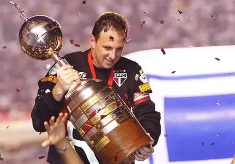 Rogério Ceni ergue taça da Libertadores de 2005