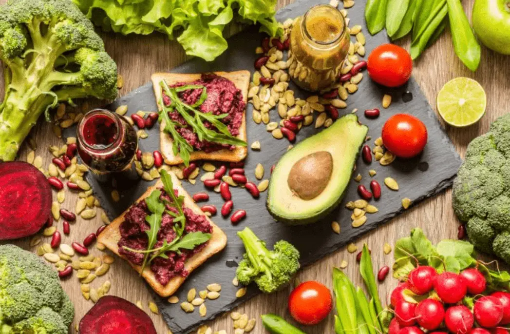 Foto mostra vários alimentos naturais