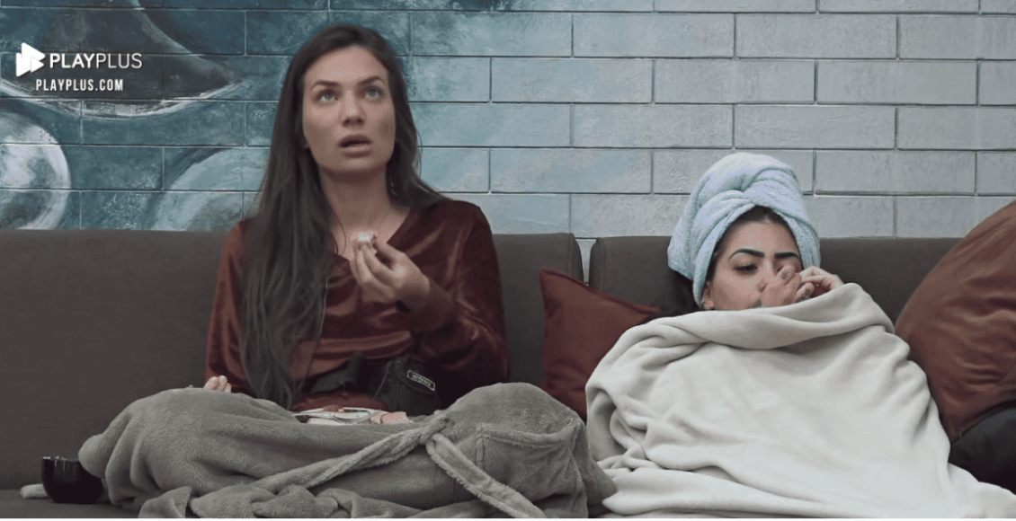Na imagem, Stéfani Bays e MC Mirella estão na sala de A Fazenda 2020