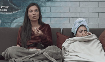 Na imagem, Stéfani Bays e MC Mirella estão na sala de A Fazenda 2020