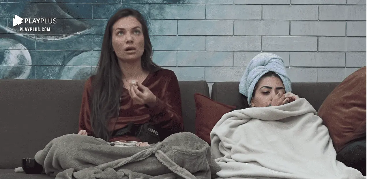 Na imagem, Stéfani Bays e MC Mirella estão na sala de A Fazenda 2020