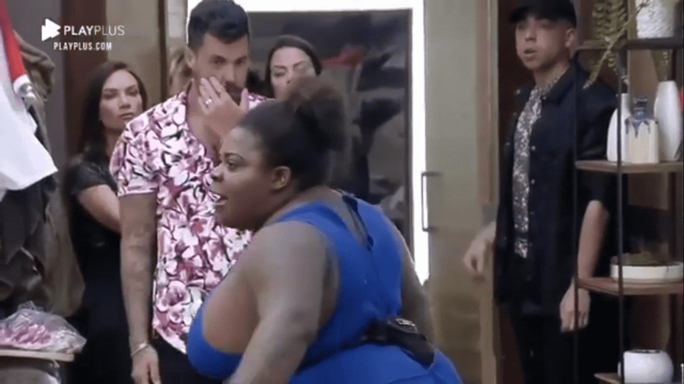 Na imagem, Jojo Todynho discute em A Fazenda 2020