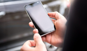 celular em mãos para Serviços digitais em texto sobre Desinstalação de aplicativos