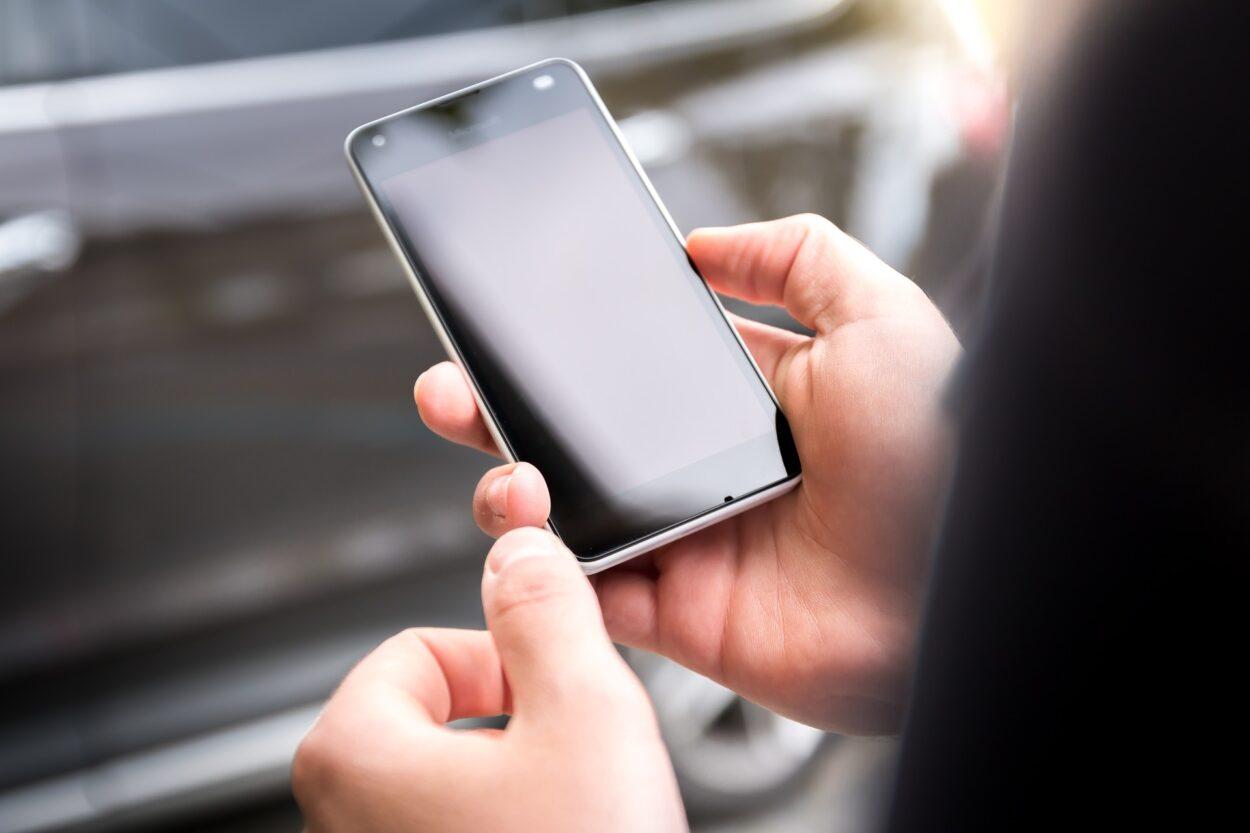 celular em mãos para Serviços digitais