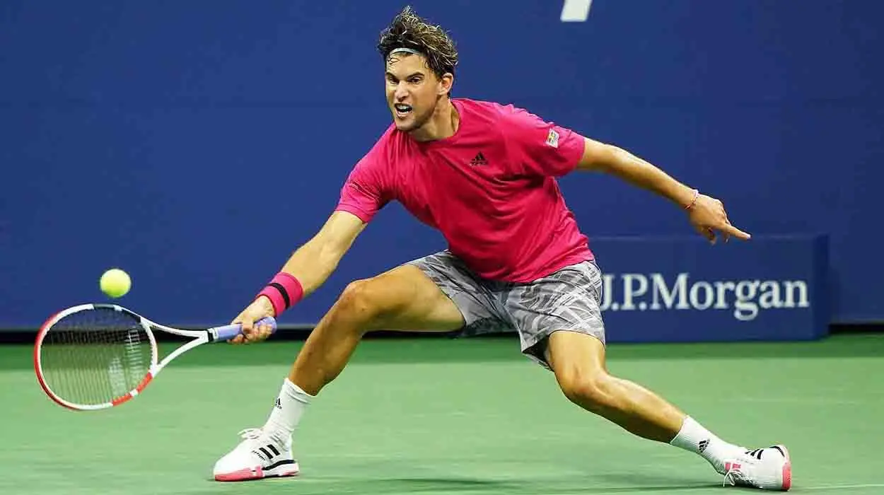 Campeão do US Open defende bola no fundo da quadra