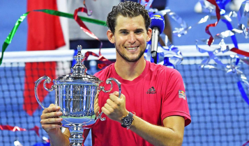 Dominic Thiem segura o troféu do US Open 2020