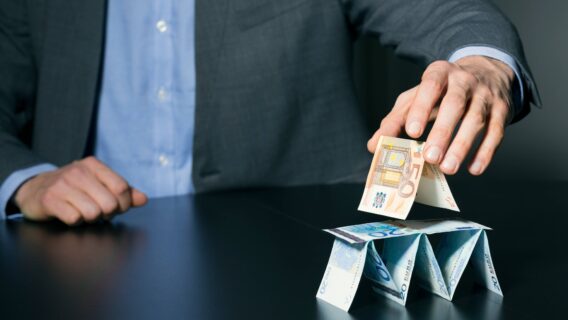 Pirâmide financeira: saiba o que é e como identificar o golpe