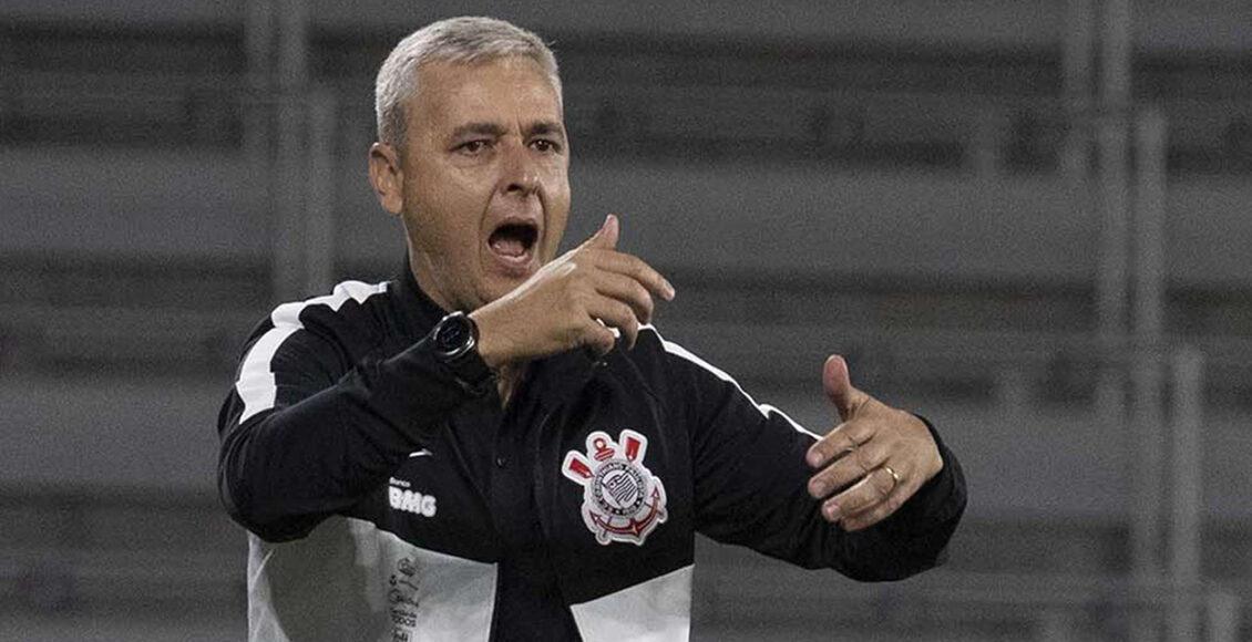 Tiago Nunes gesticula no banco de reservas do Corinthians