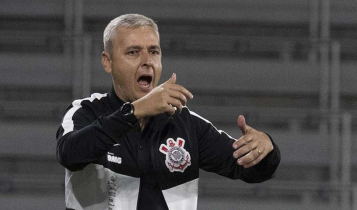 Tiago Nunes gesticula no banco de reservas do Corinthians