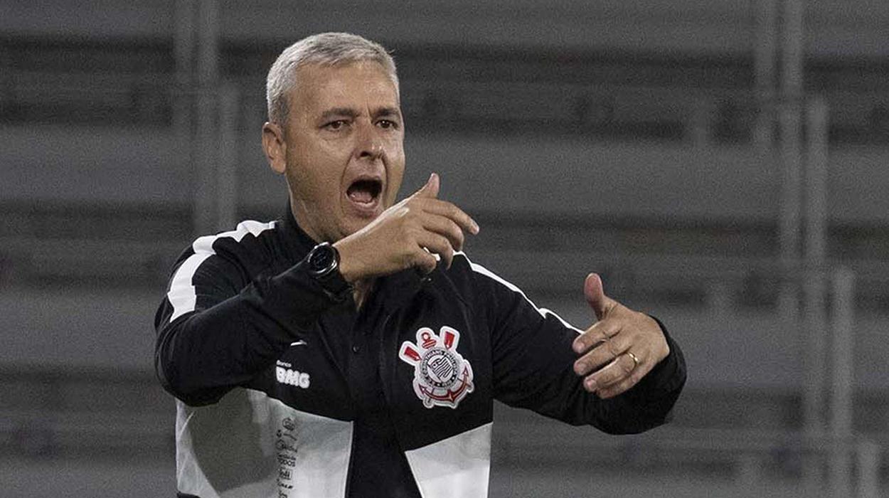 Tiago Nunes gesticula no banco de reservas do Corinthians