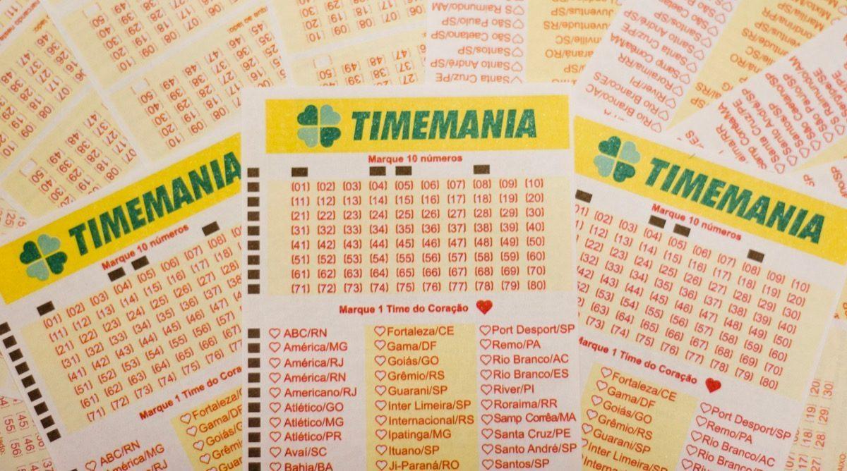 Três volantes da Timemania sobrepostos em outros volantes- resultado Timemania