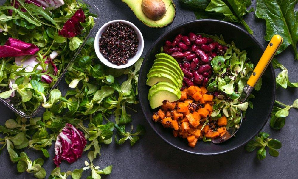 Foto mostra mesa com vegetais