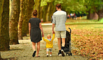 Dois adultos e uma criança. Salário-família