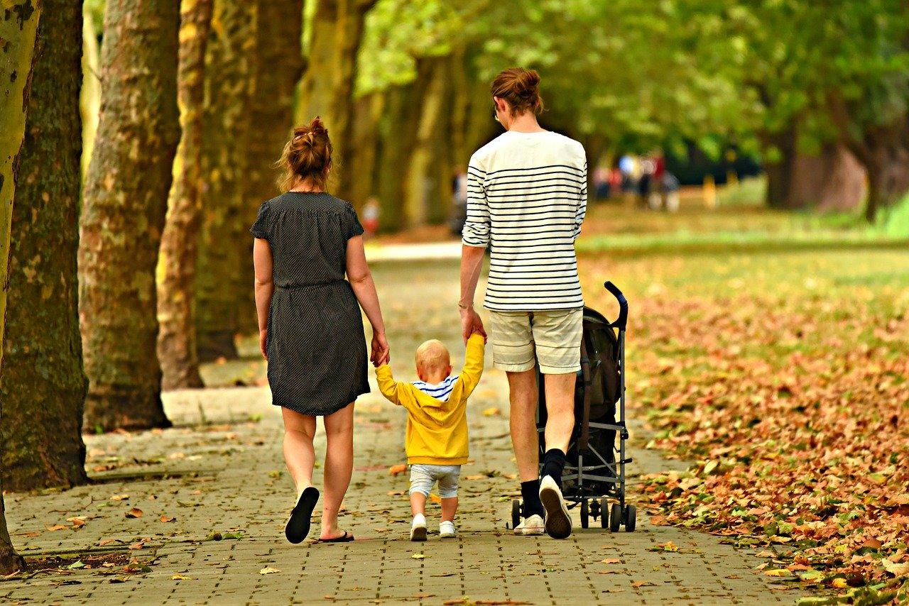 Dois adultos e uma criança. Salário-família