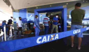 Fila para entrada em agência da Caixa, em Brasília.