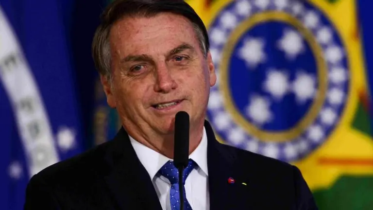 “Não será obrigatória e ponto final”, diz Bolsonaro sobre vacina contra covid-19