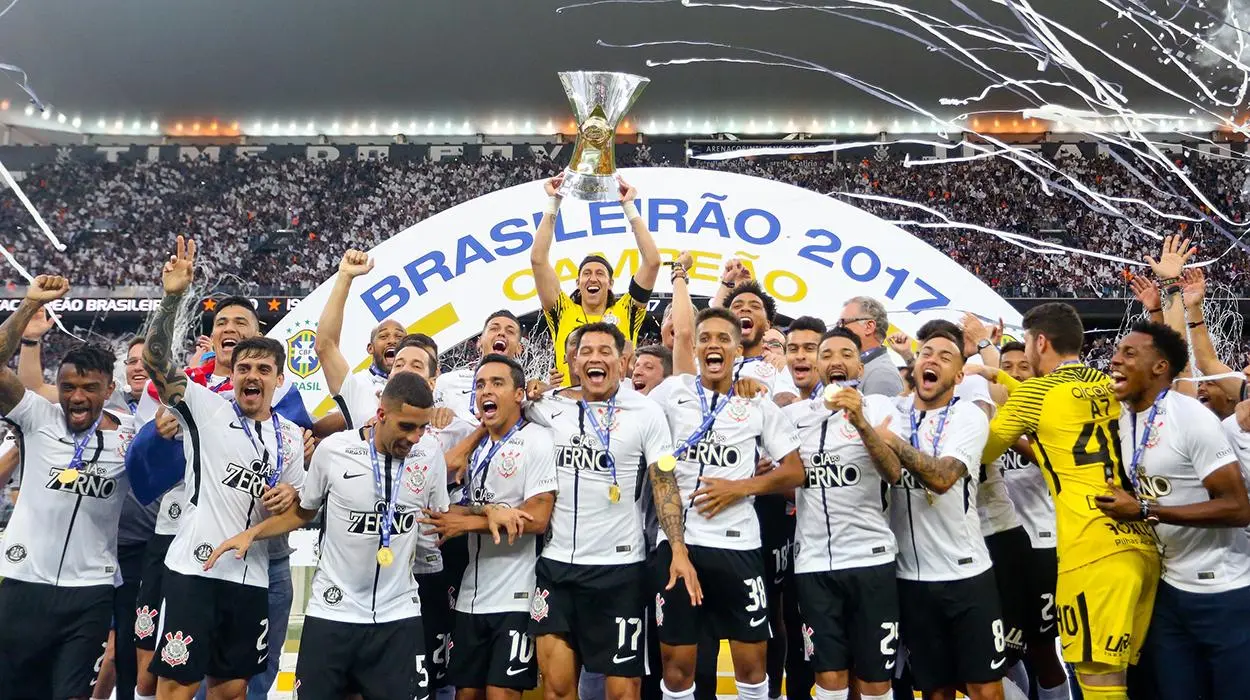 Cássio levanta a taça de campeão brasileiro em 2017