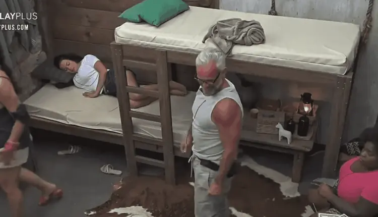 Imagem de participantes presos na baia em A Fazenda 2020