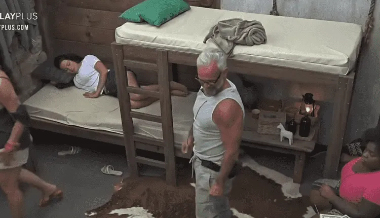 Imagem de participantes presos na baia em A Fazenda 2020