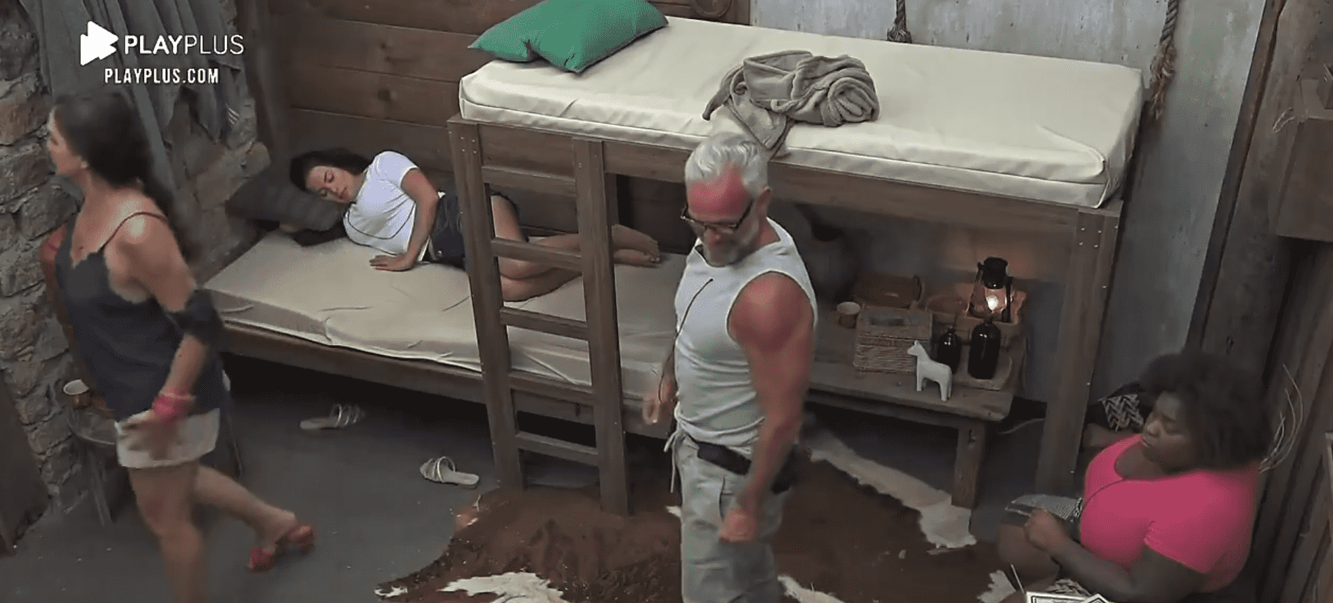Imagem de participantes presos na baia em A Fazenda 2020
