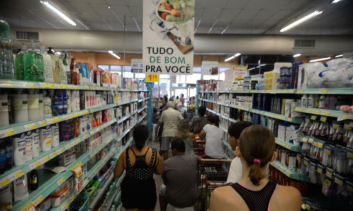 É no supermercado que o brasileiro sente os impactos da inflação. Foto: Tânia Rêgo/Agência Brasil