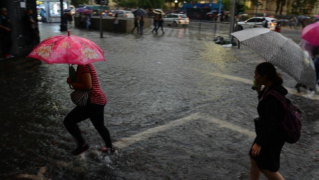 São Paulo entra em alerta de alagamentos após chuva na tarde desta segunda-feira (19)