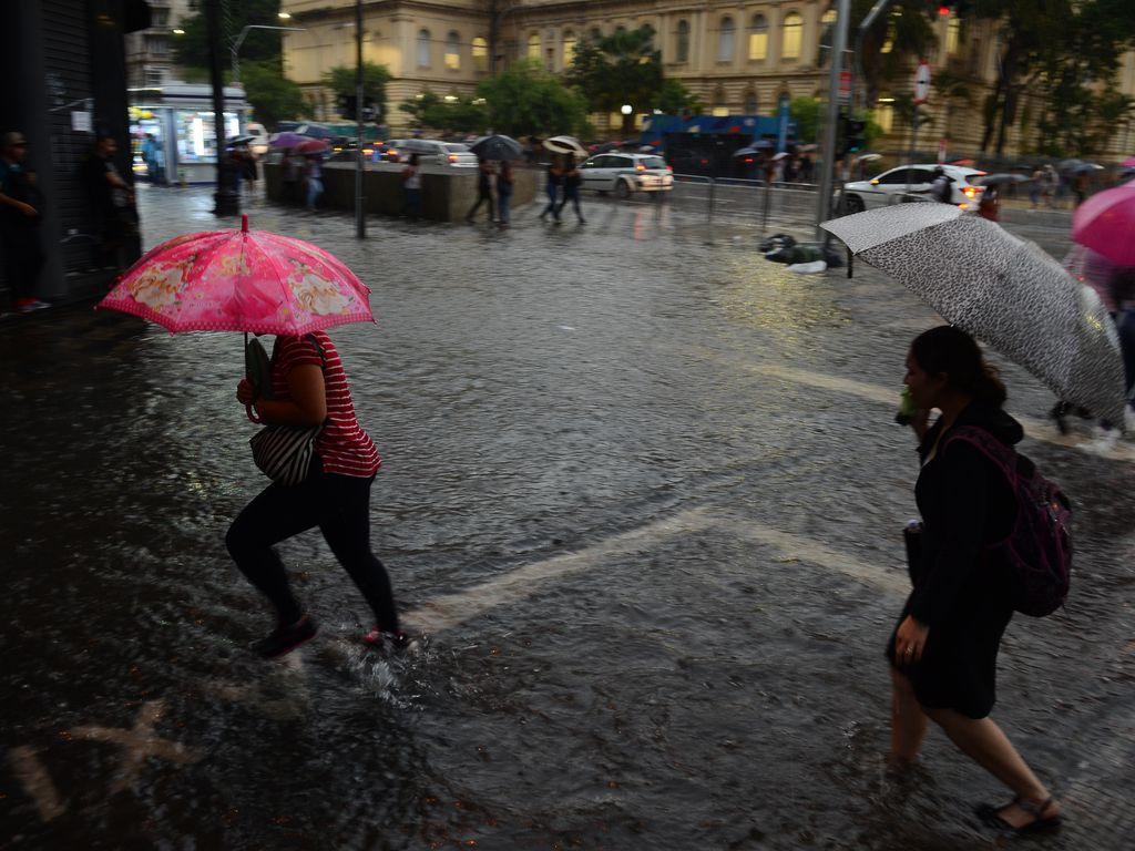 São Paulo entra em alerta de alagamentos após chuva na tarde desta segunda-feira (19)