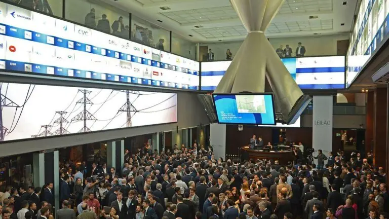 Cotado a R$ 5,76, dólar fecha em alta pelo terceiro dia seguido