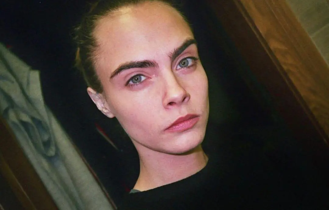 Sobrancelha grossa da Cara Delevingne (Foto: @caradelevingne/Instagram/Reprodução)