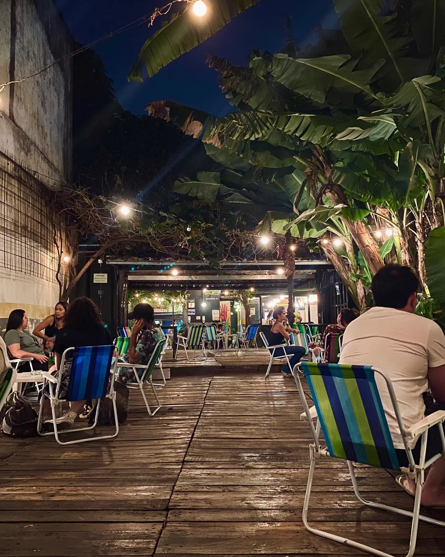 O bar Pitico é um dos principais nomes de Pinheiros. Sua estrutura foi contruída em um container e seus clientes senta-se em cadeiras de praia. Fonte: Facebook/Pitico