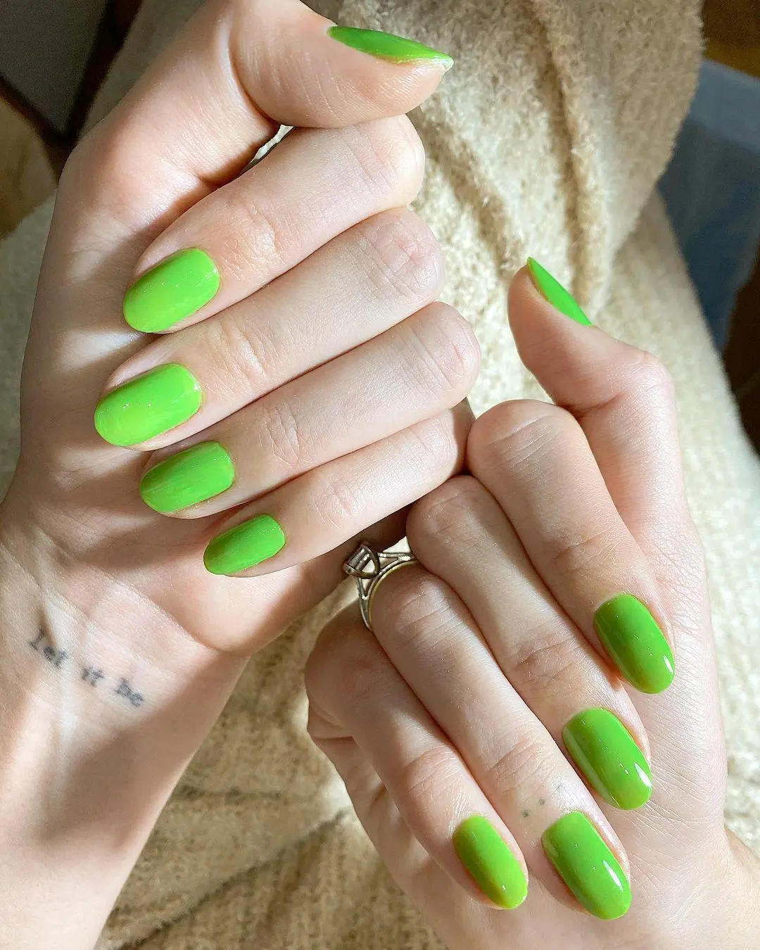 Imagem mostra tatuagem da Julia Faria