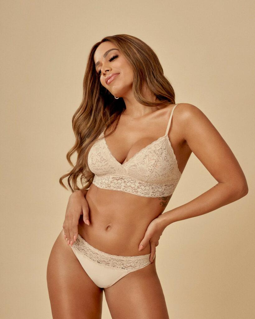 Imagem mostra Anitta de lingerie