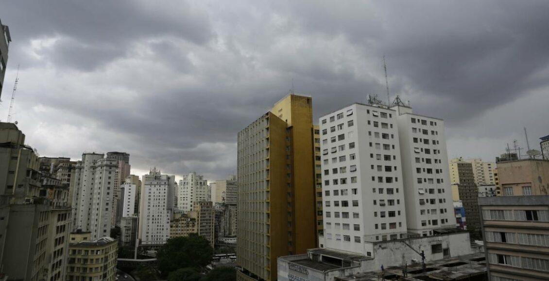 céu cheio de nuvens e prédios, centro da cidade de são paulo para Previsão do tempo SP
